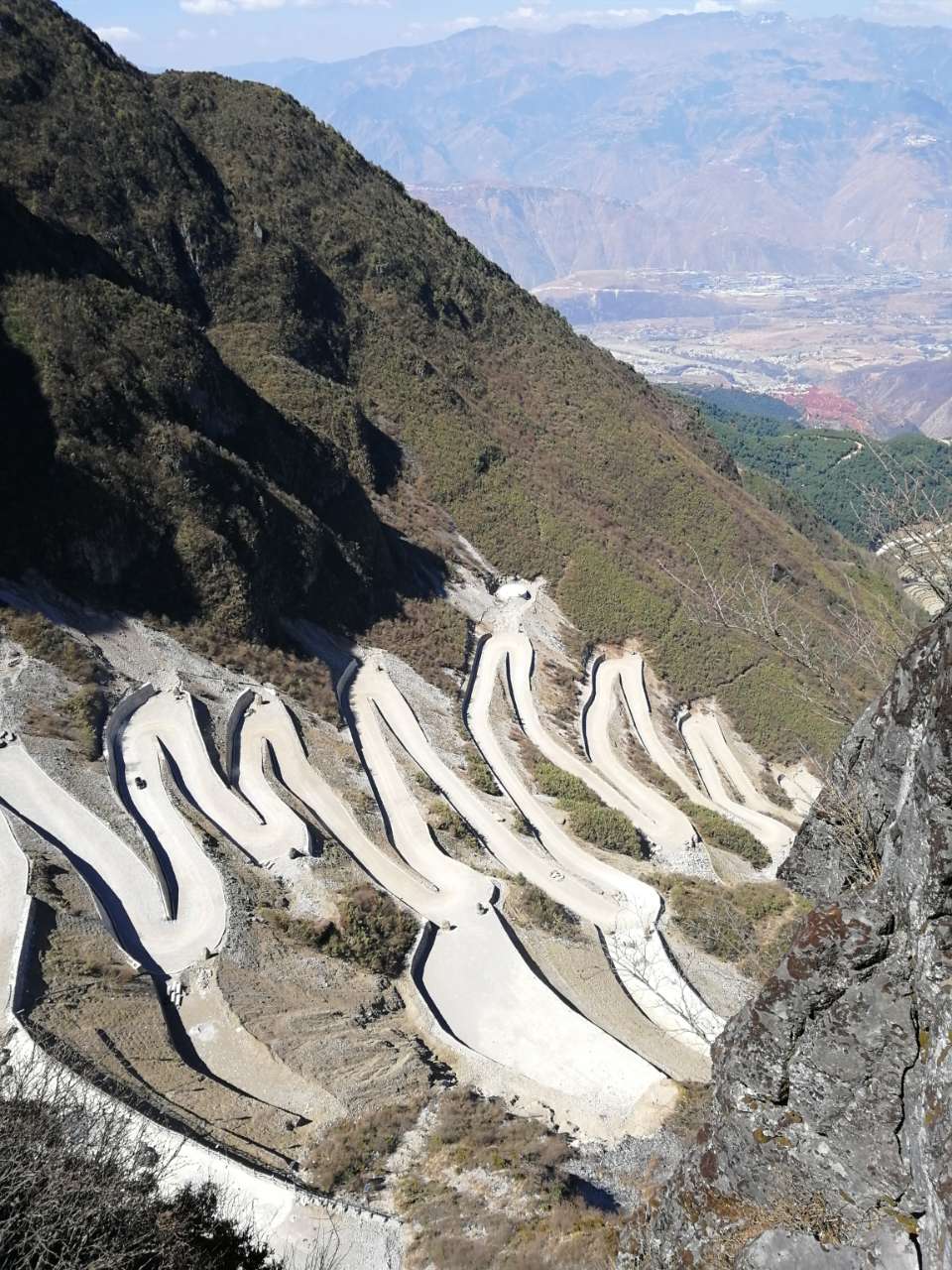 东川红土地和紫霞宫风景